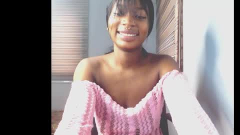 Snapshot of cumebony_petit chatting on February 10, 7:23 am cumebony_petit online show from February 10, 7:23 am