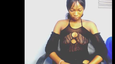 Snapshot of cumebony_petit chatting on February 14, 3:47 am cumebony_petit online show from February 14, 3:47 am