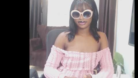 Snapshot of cumebony_petit chatting on February 26, 8:35 am cumebony_petit online show from February 26, 8:35 am