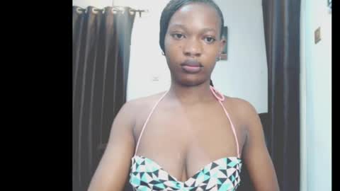 Snapshot of cumebony_petit chatting on April 21, 7:03 am cumebony_petit online show from April 21, 7:03 am