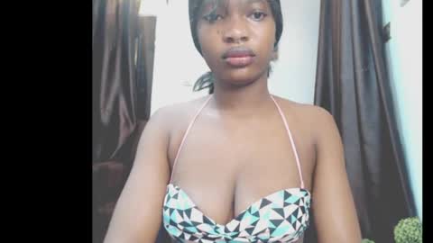 Snapshot of cumebony_petit chatting on April 24, 7:00 am cumebony_petit online show from April 24, 7:00 am