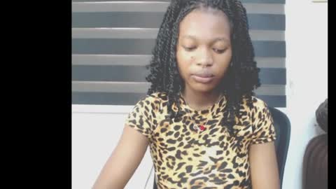 Snapshot of cumebony_petit chatting on May 9, 6:40 am cumebony_petit online show from May 9, 6:40 am