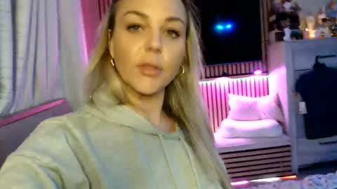 cumguzzlingskank online show from May 7, 4:40 am