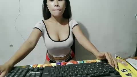 cumwhore4uxox online show from April 19, 8:44 pm