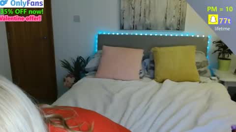 Snapshot of curiousneighbour chatting on February 15, 10:50 pm FREE Instagram dancingneighbour online show from February 15, 10:50 pm