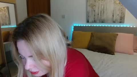 Snapshot of curiousneighbour chatting on February 28, 11:39 pm FREE Instagram dancingneighbour online show from February 28, 11:39 pm