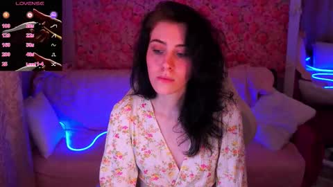 Snapshot of curleyblueeyes chatting on March 24, 2:44 pm curleyblueeyes online show from March 24, 2:44 pm