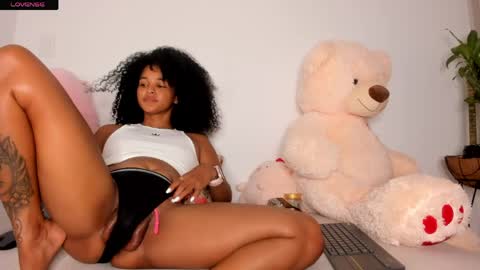 Snapshot of curly_sweett chatting on May 15, 11:12 pm Curly - OF- CURLY SWEETT online show from May 15, 11:12 pm