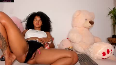 Snapshot of curly_sweett chatting on May 16, 12:07 am Curly - OF- CURLY SWEETT online show from May 16, 12:07 am