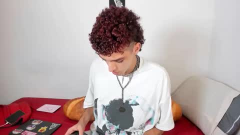 Snapshot of curlyytwink chatting on October 9, 12:41 am Noah online show from October 9, 12:41 am