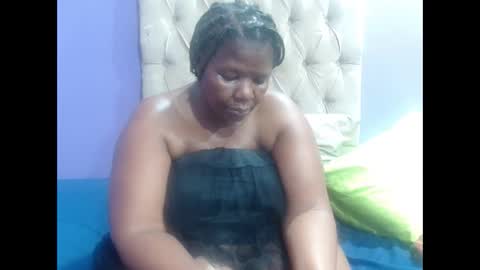 Snapshot of curveychubbyzoe chatting on December 15, 9:24 am curveychubbyzoe online show from December 15, 9:24 am