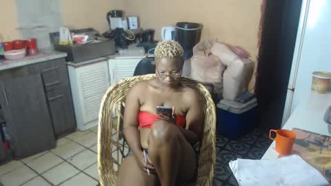 Snapshot of curvypear76x chatting on December 6, 7:12 pm curvypear76x online show from December 6, 7:12 pm