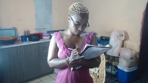 Snapshot of curvypear76x chatting on January 3, 6:57 pm curvypear76x online show from January 3, 6:57 pm