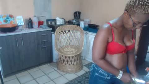 Snapshot of curvypear76x chatting on January 23, 8:15 am curvypear76x online show from January 23, 8:15 am