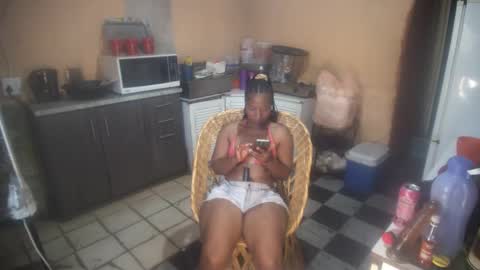 Snapshot of curvypear76x chatting on October 23, 9:30 am curvypear76x online show from October 23, 9:30 am