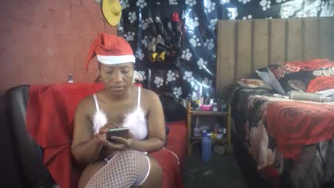 Snapshot of curvypear76x chatting on December 22, 10:45 am curvypear76x online show from December 22, 10:45 am