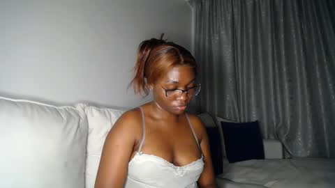 Snapshot of cute_ass18 chatting on April 15, 7:10 pm Liya online show from April 15, 7:10 pm