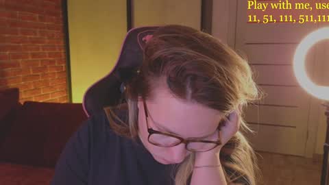 Snapshot of cute_darina chatting on December 14, 1:28 am Everyday stream in the same time online show from December 14, 1:28 am