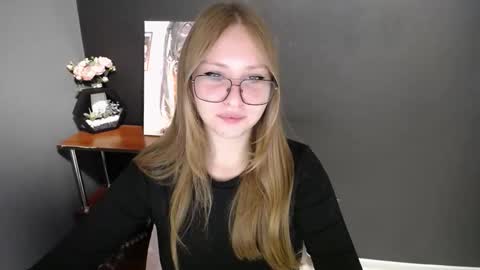 Snapshot of cute_minx chatting on November 21, 8:02 am Veronica online show from November 21, 8:02 am