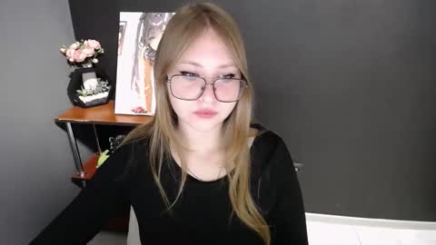 Snapshot of cute_minx chatting on November 28, 7:44 am Veronica online show from November 28, 7:44 am