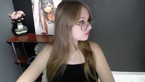 Snapshot of cute_minx chatting on December 4, 7:39 am Veronica online show from December 4, 7:39 am