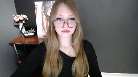 Snapshot of cute_minx chatting on February 23, 10:01 am Veronica online show from February 23, 10:01 am