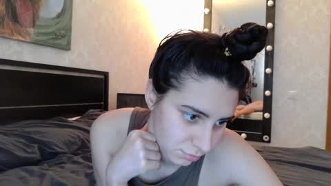 cute_strawberry_ online show from December 16, 8:09 am