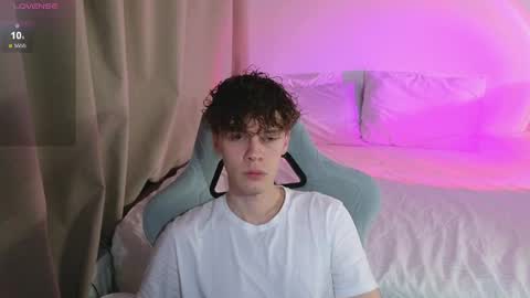Snapshot of cute_thomas chatting on May 4, 7:10 pm Thomas - online show from May 4, 7:10 pm