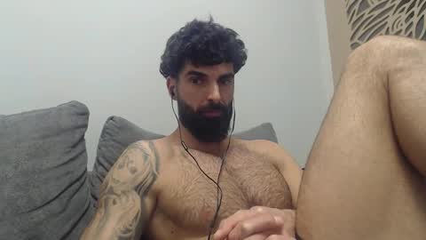 Snapshot of cuteeboy chatting on February 13, 8:27 pm cuteeboy online show from February 13, 8:27 pm