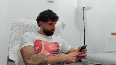 Snapshot of cuteeboy chatting on February 28, 4:41 pm cuteeboy online show from February 28, 4:41 pm