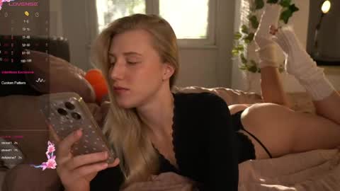 Snapshot of cuteeeeealina chatting on April 12, 4:01 pm Alina online show from April 12, 4:01 pm