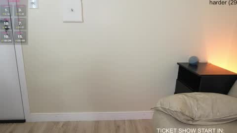 Mia online show from April 6, 5:25 pm