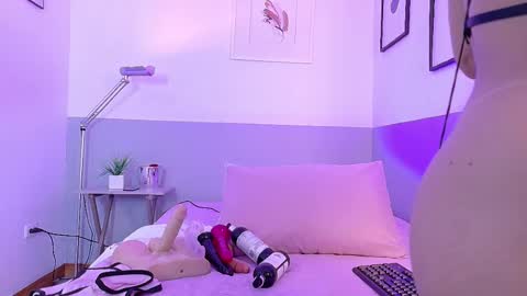 cutepetitee online show from January 31, 8:18 pm