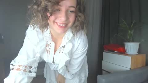 Snapshot of cutesmile_sharon chatting on December 19, 1:39 am cutesmile sharon online show from December 19, 1:39 am