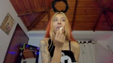 cuteweed420 online show from December 20, 6:50 am