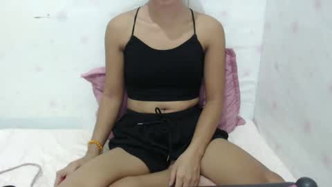 Snapshot of cutie_bella_xxx chatting on January 23, 11:04 am bella online show from January 23, 11:04 am