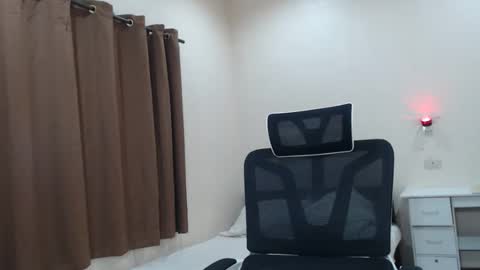 Snapshot of cutie_cumshow chatting on November 2, 2:14 am Neil Taylor online show from November 2, 2:14 am