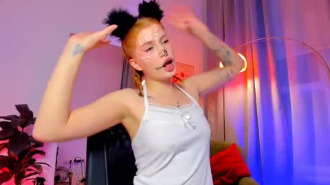 Snapshot of cutie_maniac chatting on October 31, 10:33 pm Lina online show from October 31, 10:33 pm