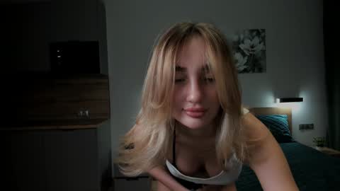 Snapshot of cuttiechloe chatting on December 18, 11:08 pm CuttieChloe online show from December 18, 11:08 pm