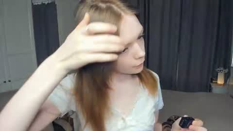 Snapshot of cuty_petite chatting on June 18, 9:36 am Anne online show from June 18, 9:36 am