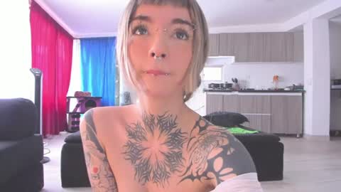 Snapshot of cyberia____________________ chatting on June 26, 6:23 pm cel I am independent Help me reach 200 thumbs up uwu online show from June 26, 6:23 pm