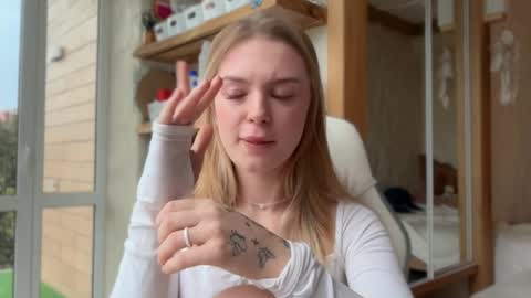 Im Emi streaming with my friend Reyna today online show from April 18, 3:27 pm