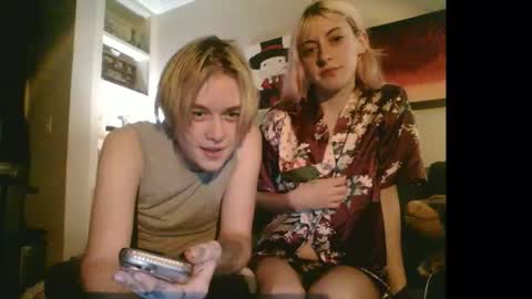 Snapshot of d_and_dean chatting on December 16, 5:45 am d_and_dean online show from December 16, 5:45 am