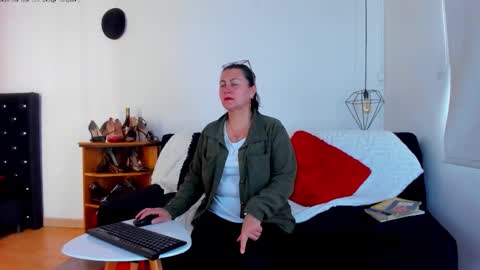 Mia  online show from October 25, 1:07 pm