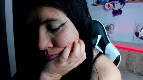 Snapshot of daahanna_ chatting on November 27, 2:13 am Ailyn online show from November 27, 2:13 am