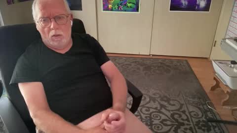 Snapshot of dadbate23 chatting on June 8, 1:28 am dadbate23 online show from June 8, 1:28 am