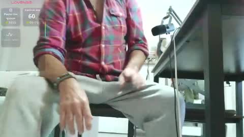 Snapshot of daddybearvlc chatting on April 15, 9:27 am DaddyBear online show from April 15, 9:27 am