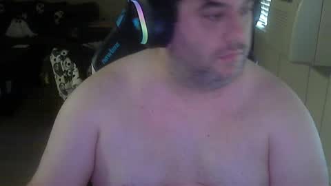 Snapshot of daddybody4u chatting on October 28, 6:54 pm daddybody4u online show from October 28, 6:54 pm