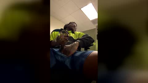 Snapshot of daddyleebbc chatting on February 12, 6:41 am DaddyLeeBBC online show from February 12, 6:41 am