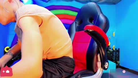 daisy_jonexxx22 online show from April 7, 4:13 am